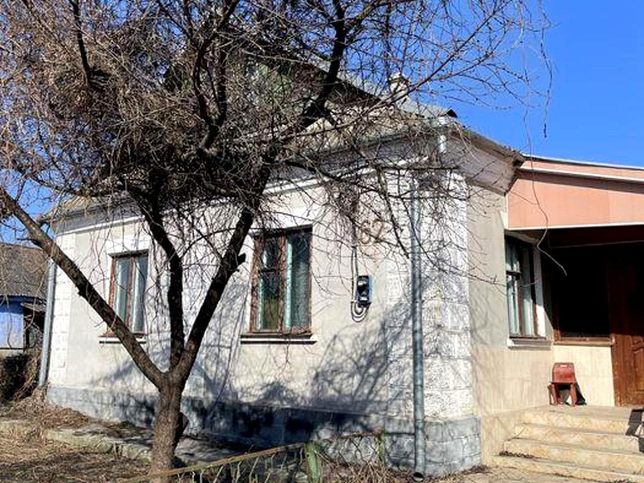Будинок з ділянкою по вул. Захисників України 31500$