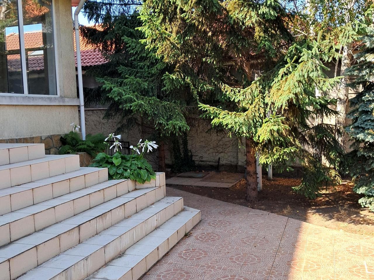 Молодіжна вул., 11