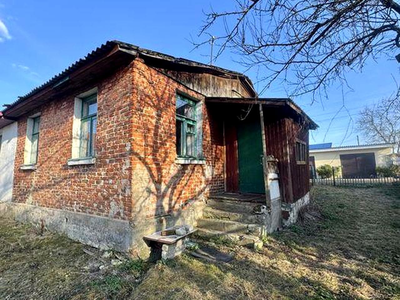 Продається частина будинку з власним подвір’ям неподалік центру міста.