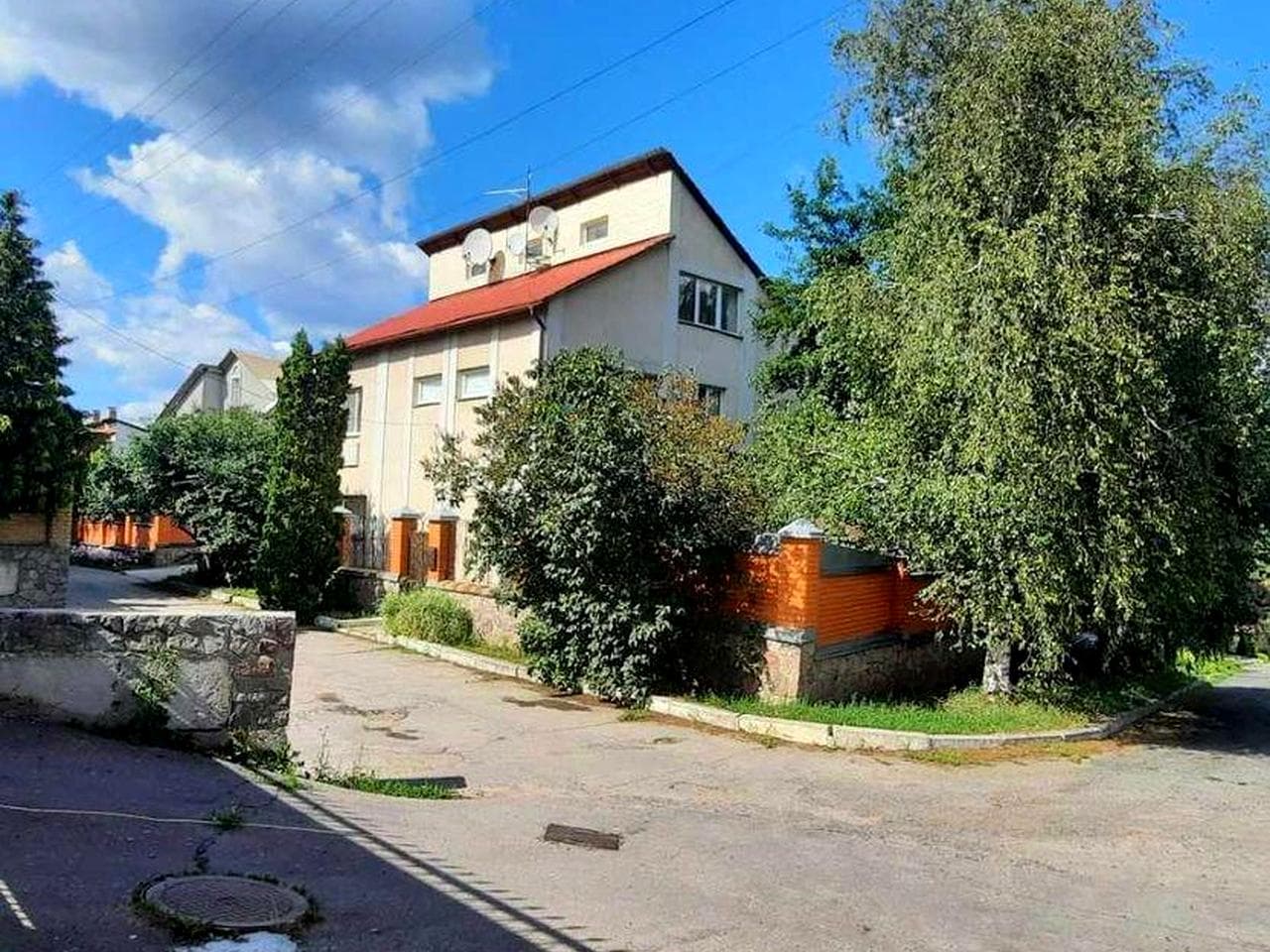 Продам будинок в елітному районі. Центр. Вул. Соборності 10 хв. ходьби