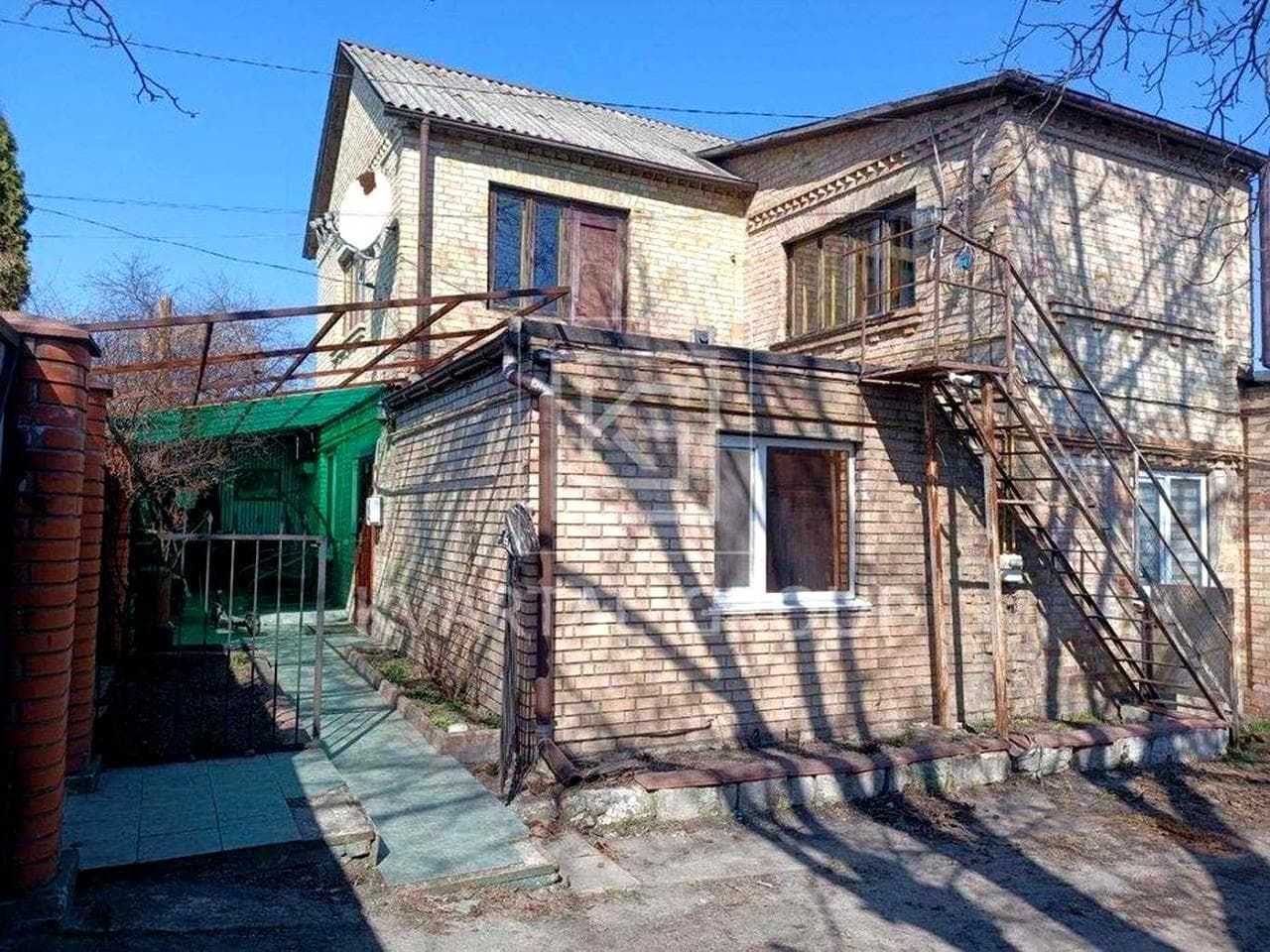 Продаж будинку з земельною ділянкою