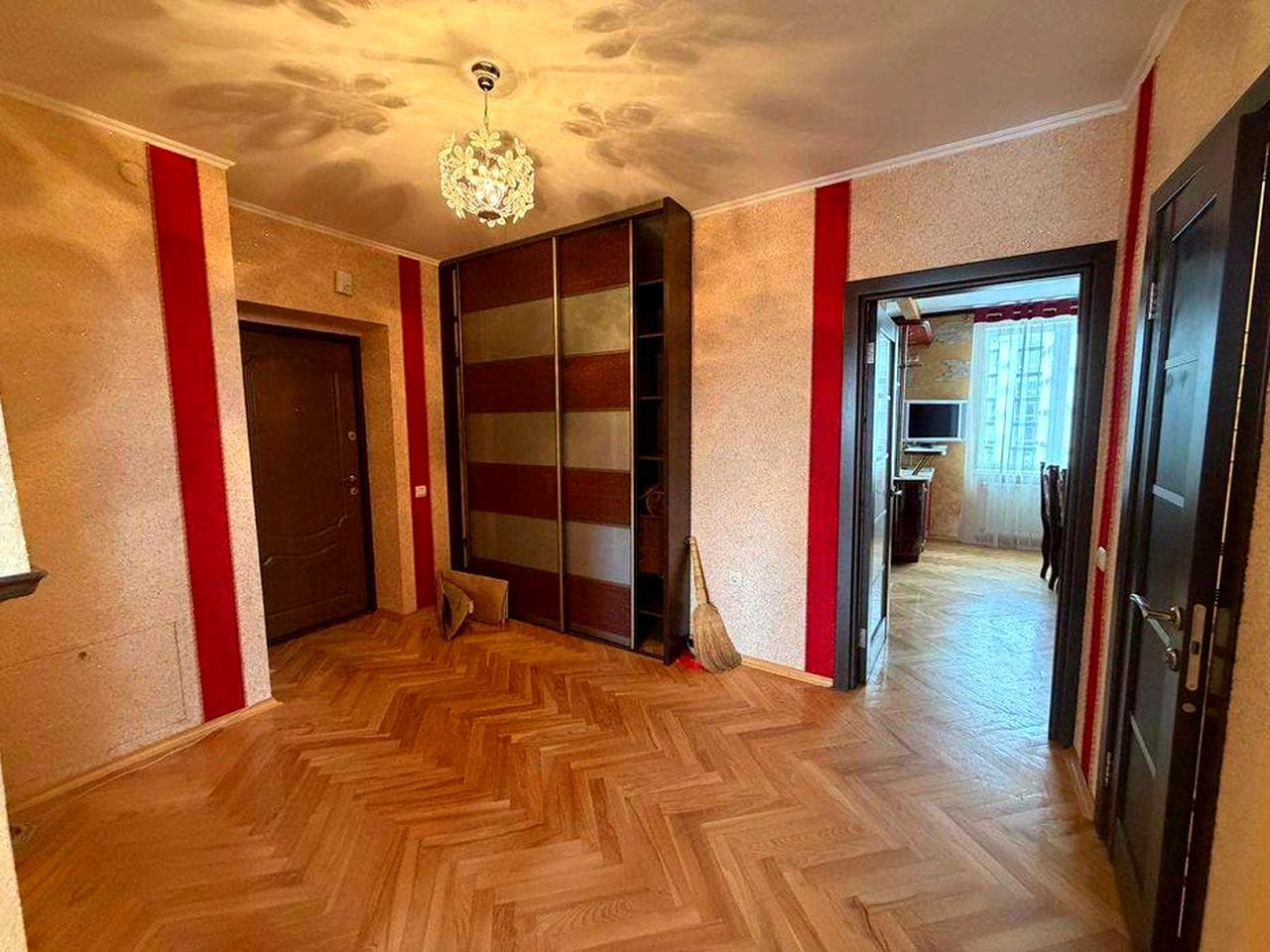 Продається 2-х рівнева квартира, 5 кімнат, р-н лікарні, м. Трускавець!