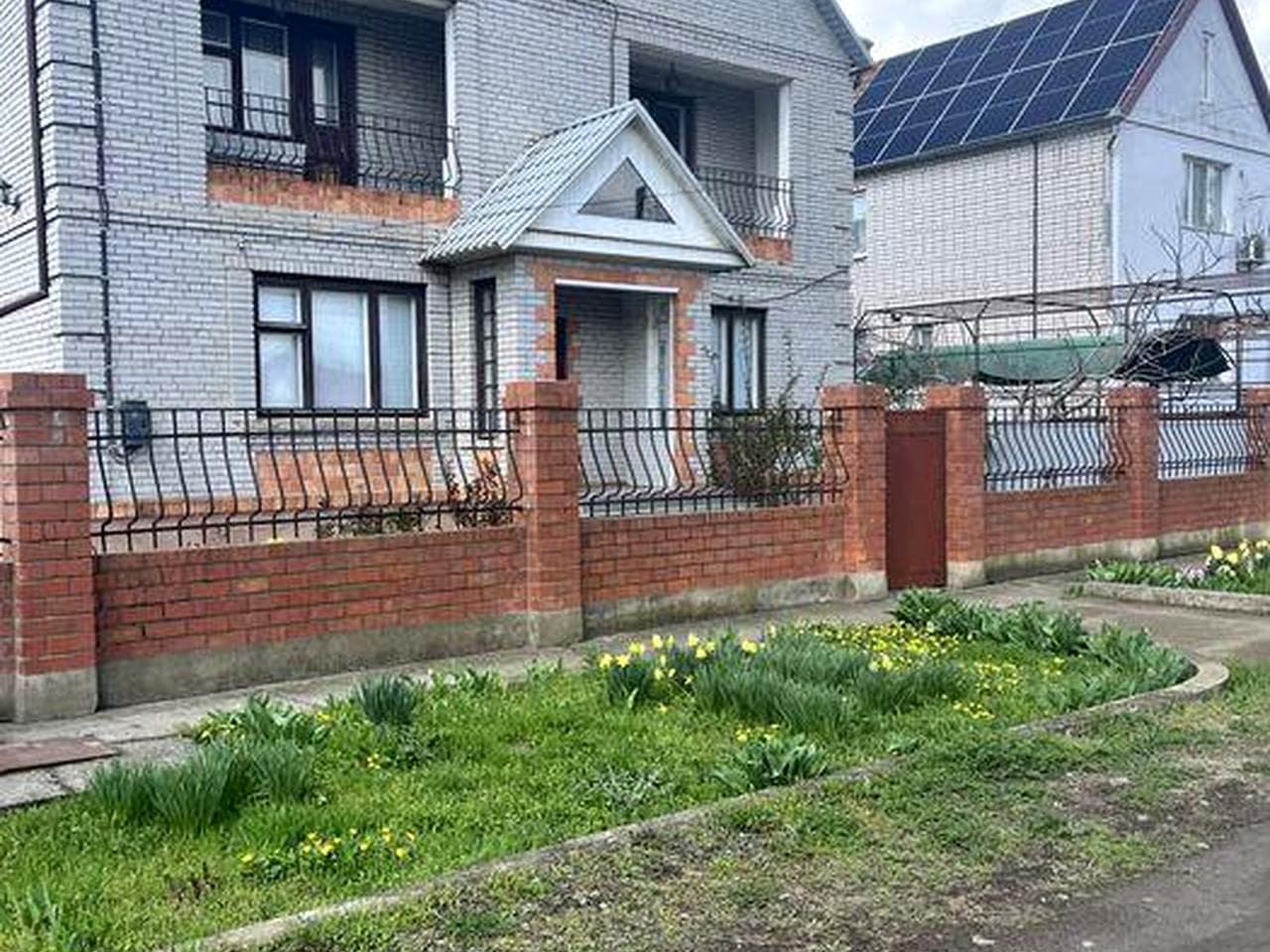 Продается кирпичный добротный дом