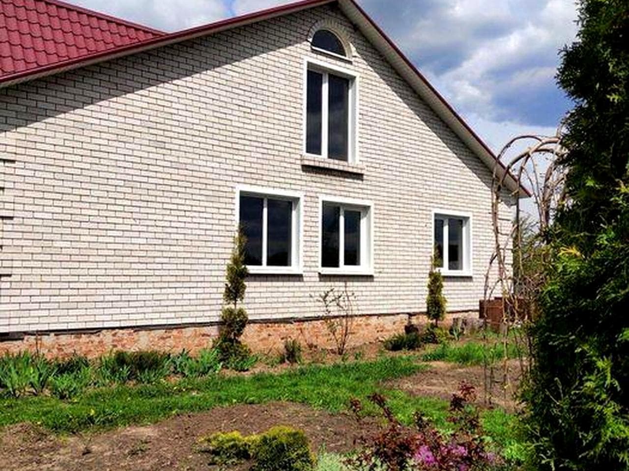 Продається будинок в м Шостка , Сумська  обл.   на  ділянці 10 соток з окремою банею