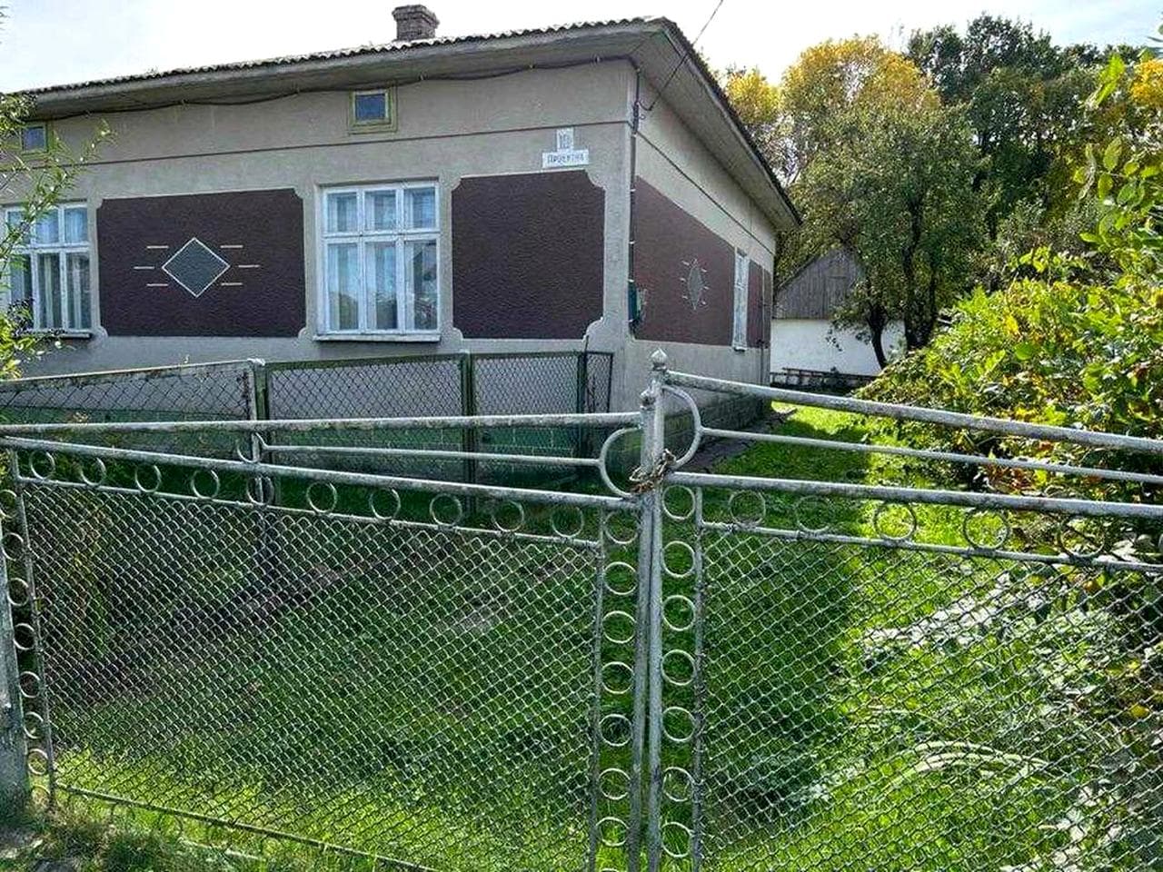 Продаж цегляного будинку в Долині — тихий провулок недалеко від центру