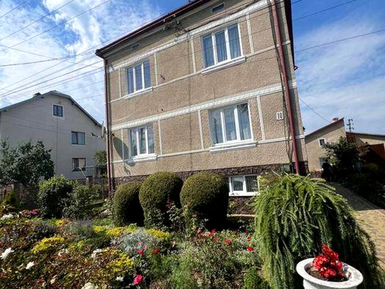 Продаж будинку у м. Самборі 10 соток | 2 поверхи + 2 гаражі