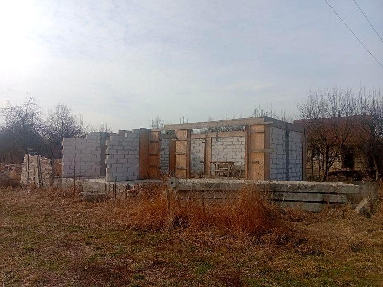 Продається недобудований 2 поверховий будинок