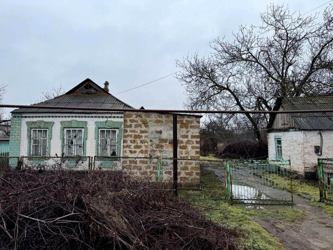 Коломойцево продаж будинку 10 соток, 3 кімнати, вода, світло, газ зараз перекритий Місце супер а сам будинок потребує уваги і вкладань