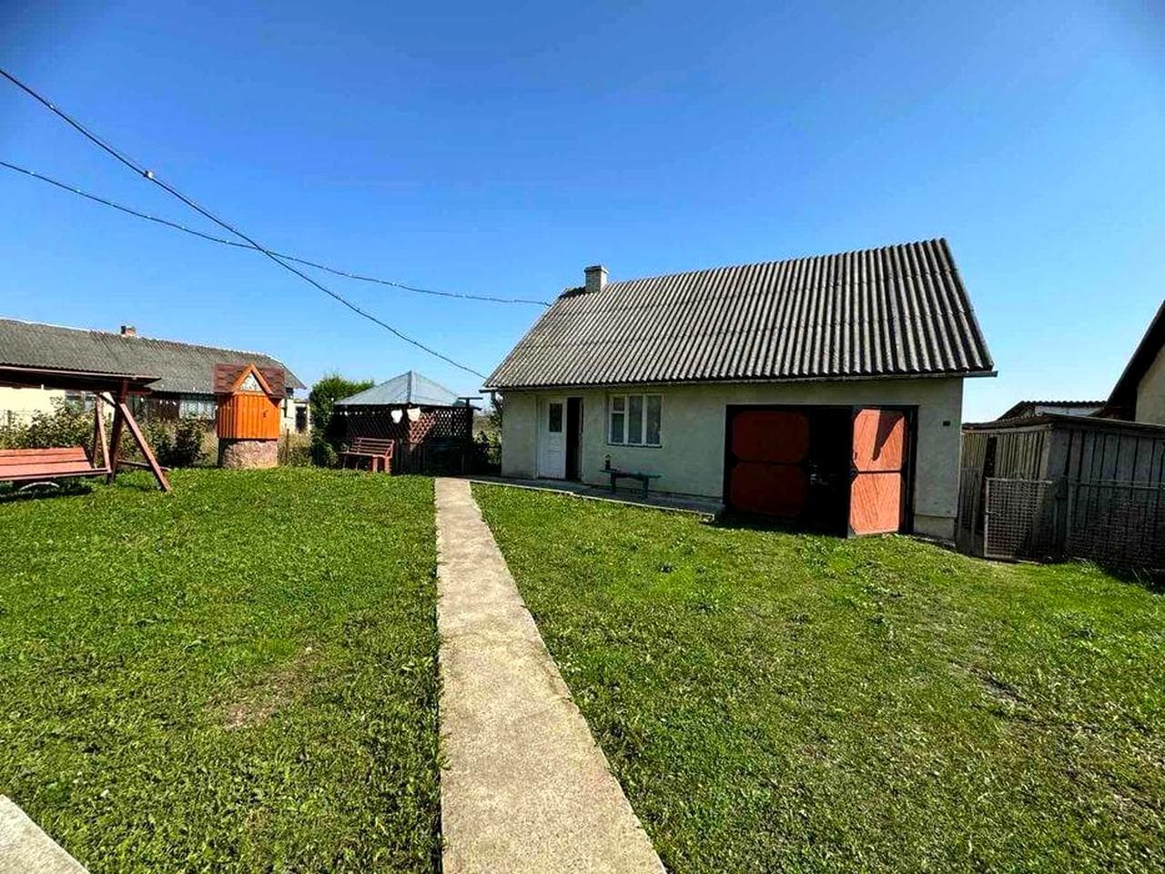 Продається будинок з великою земельною ділянкою.