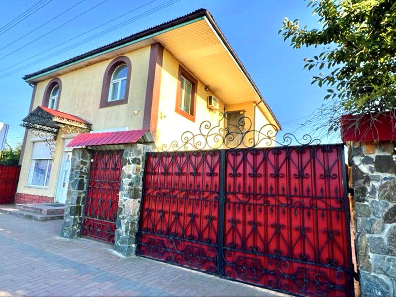Продаж торгового приміщення з житловою квартирою на 2 поверсі.