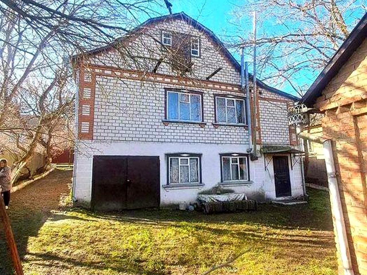 Будинок з гаражом та времянкою. ЛІтня кухня.Свій великий ставок.