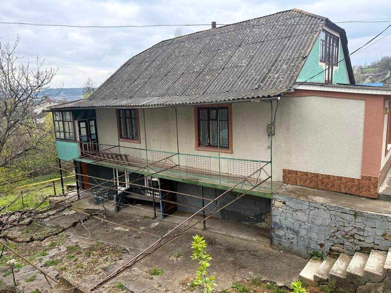 Продається двоповерховий будинок