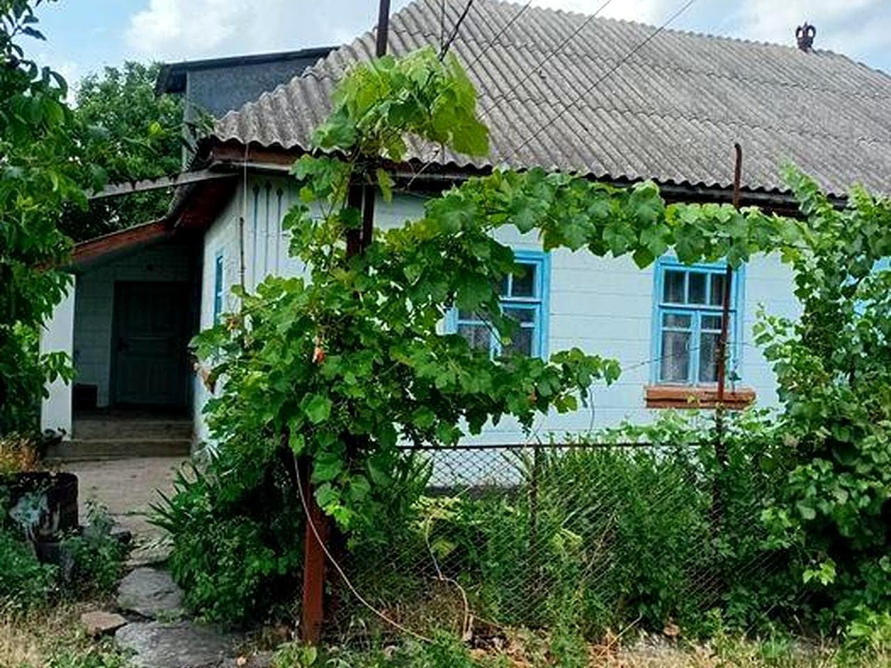 Продам будинок та пів будинку