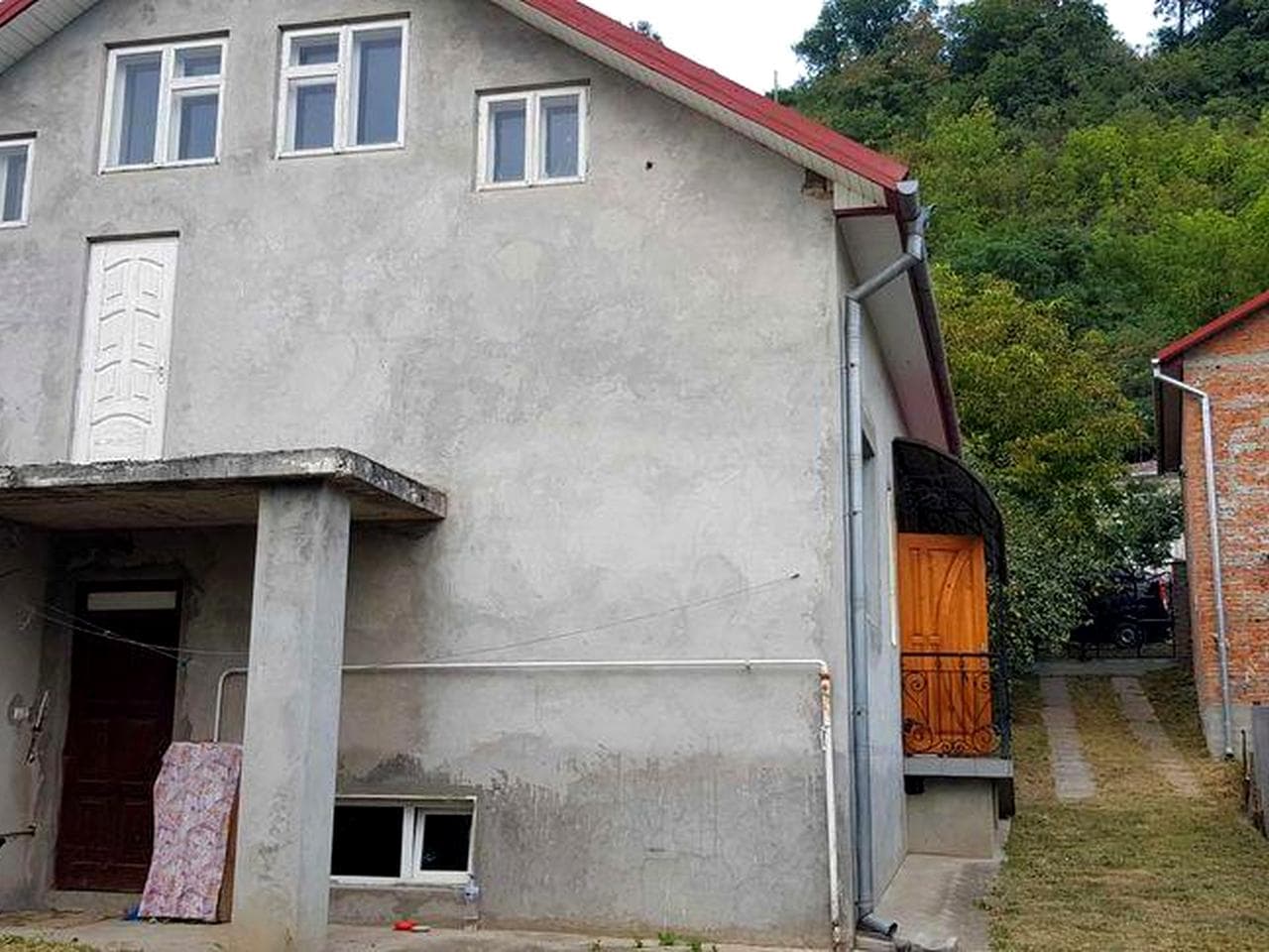 Будинок з гаражем в центрі міста