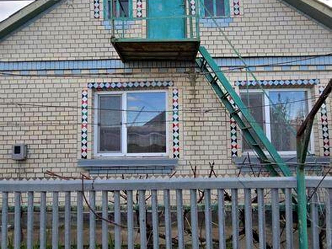 Будинок зі зручностями, гаражем, сараєм та городом