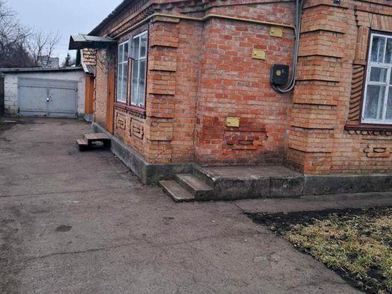 Будинок з двома гаражами, літня кухня, погріб