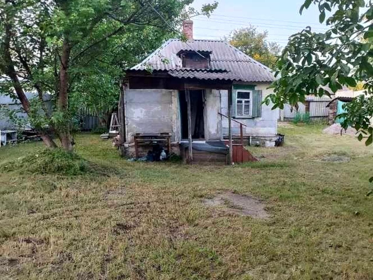 Продам невеликий дім на земельній ділянці.
