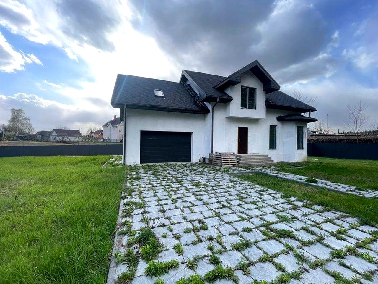 Продаж. Просторий будинок з гаражем. Якісна побудова. Зручна локація. с. Білогородка