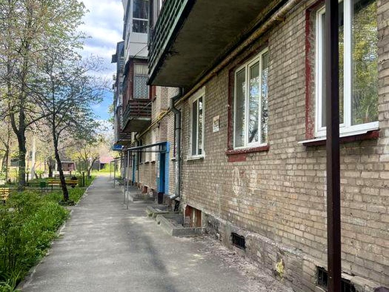 В продаже 2 комнатная квартира возле метро ХТЗ