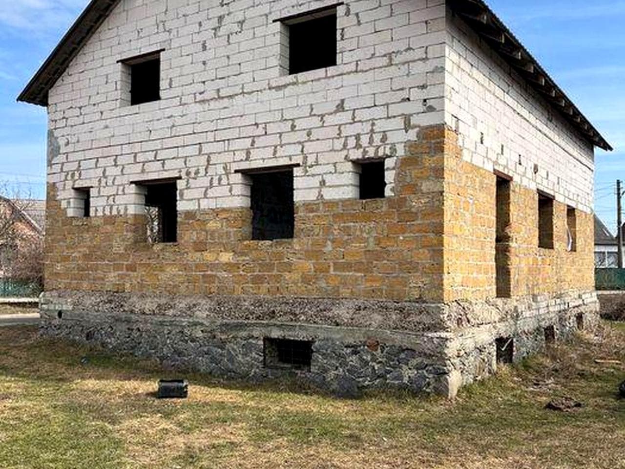 Незавершене будівництво на Новосілках