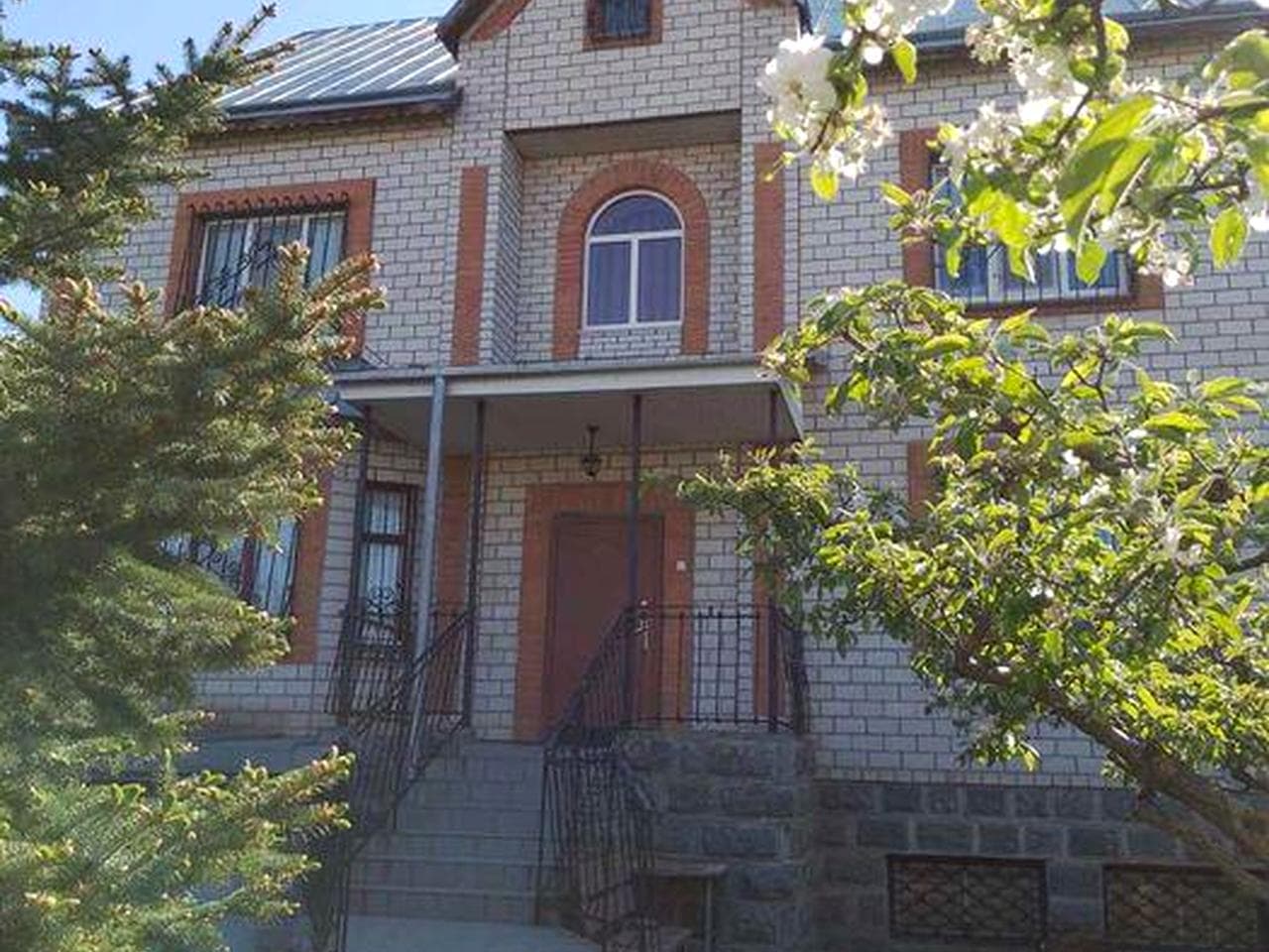 Продам коттедж в городе на МЭЗ