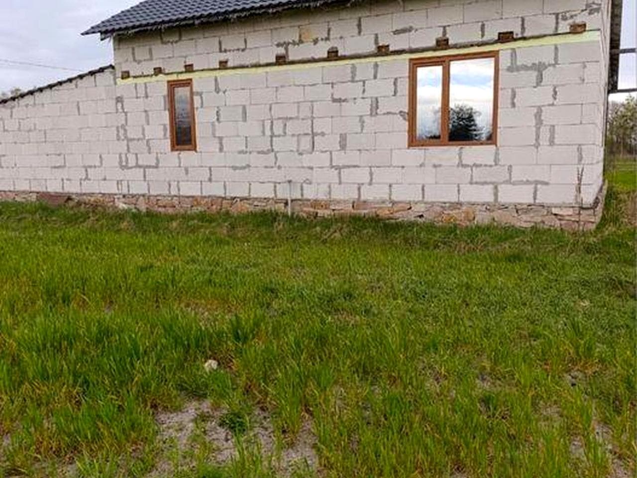Недобудований будинок з просторою ділянкою