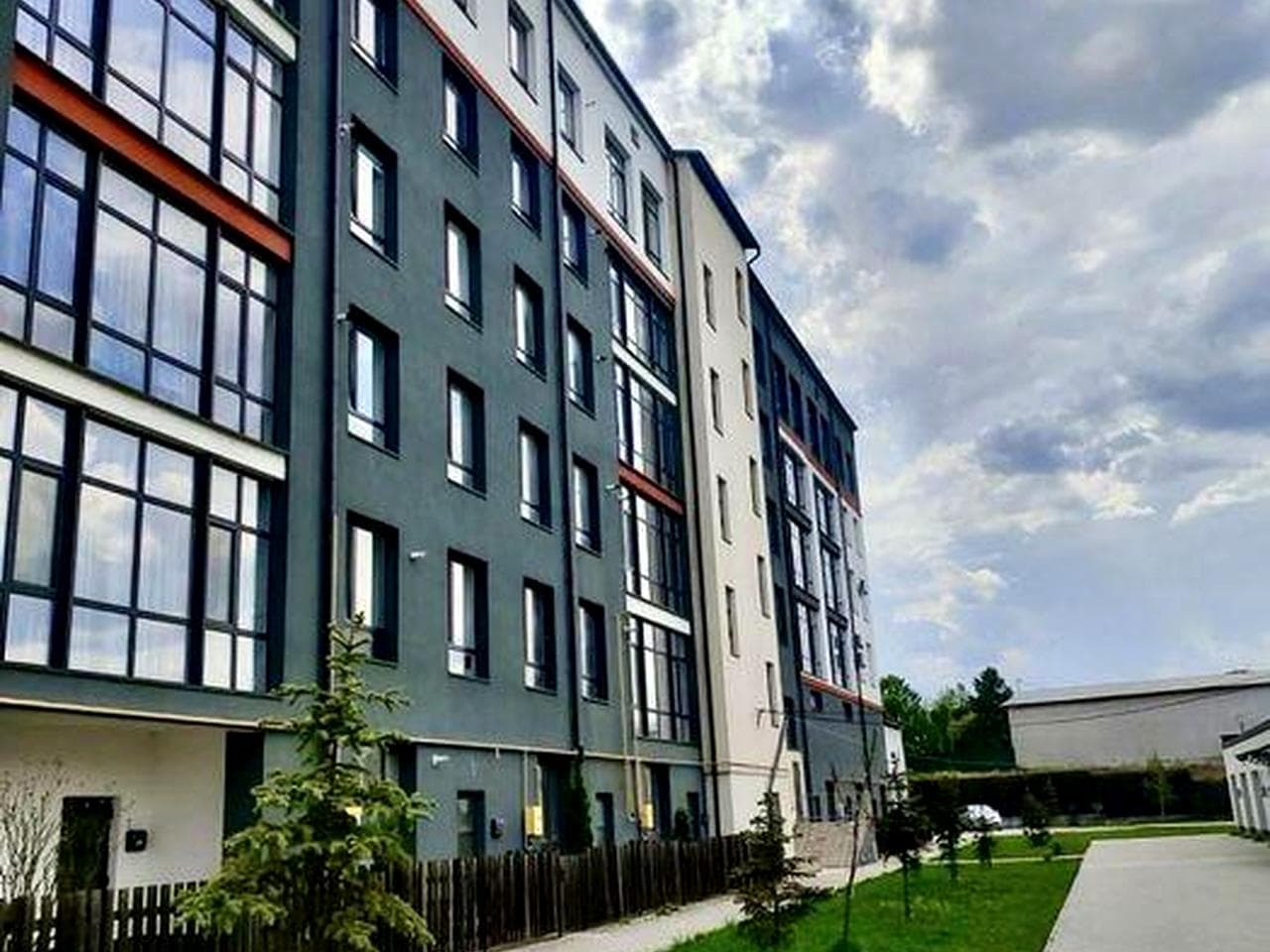 Продається 3-кімнатна квартира з гаражем в новобудові. Чортків