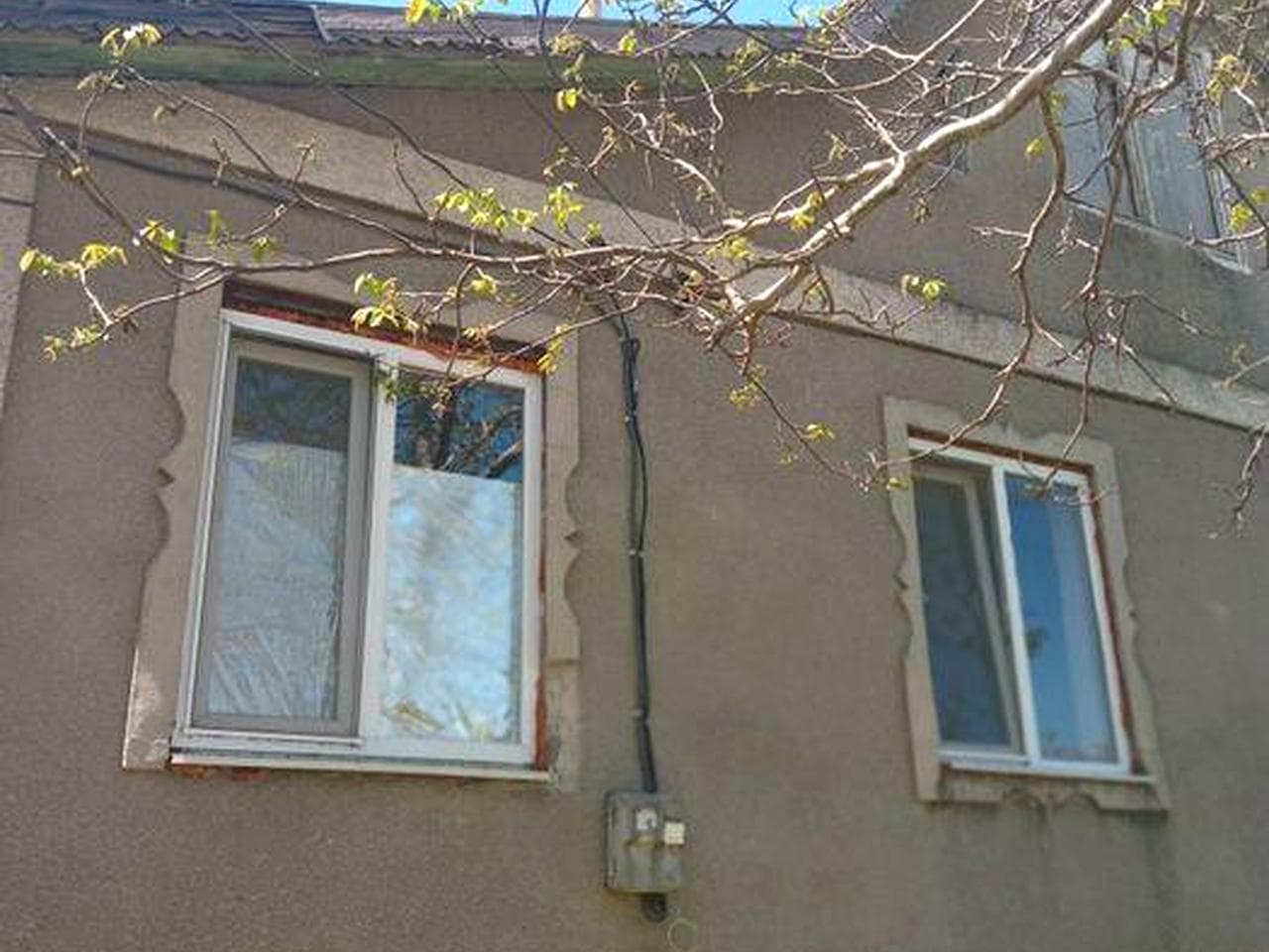 Двухэтажный дом возле озера