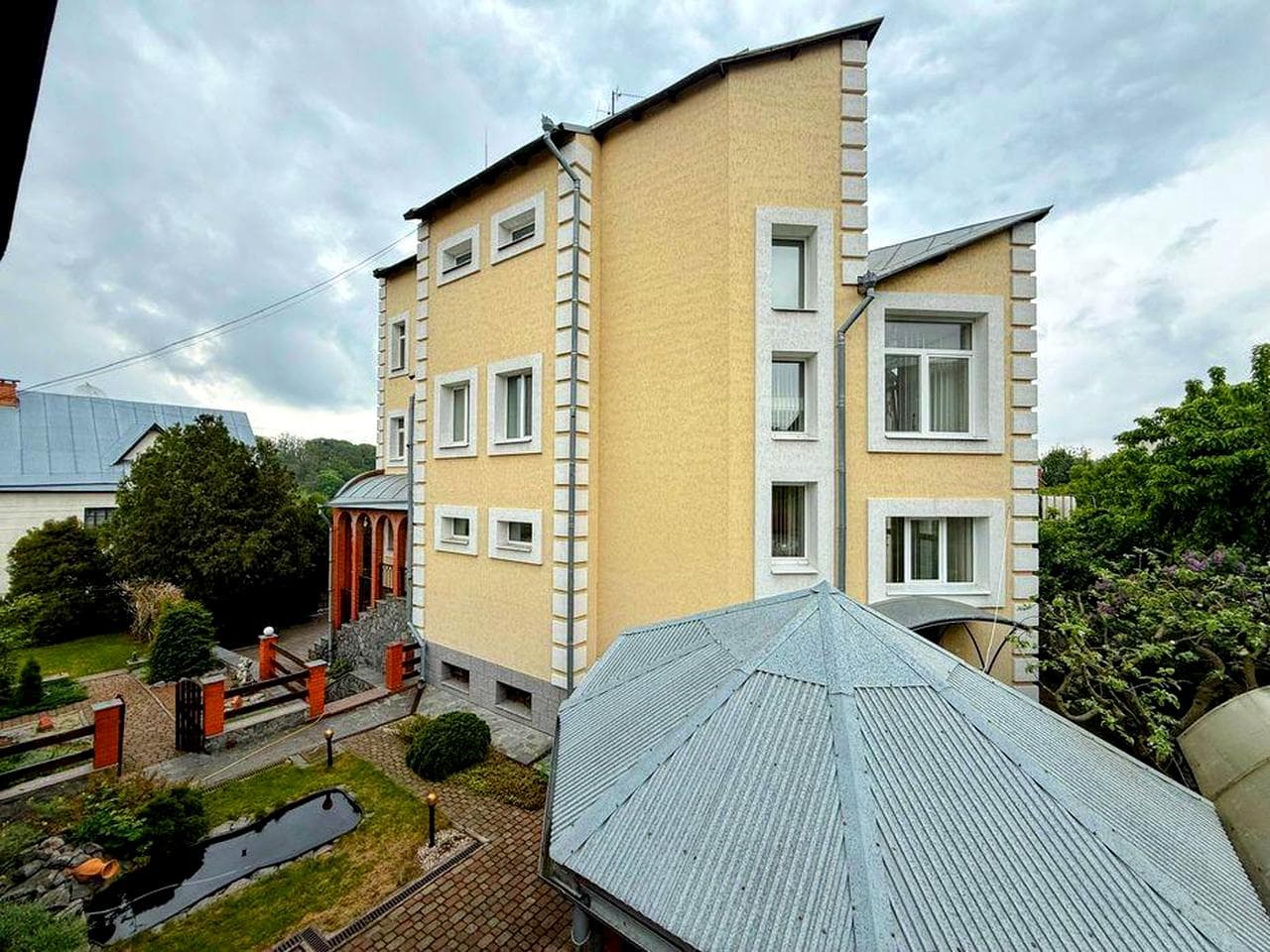 Без комісії! Продаж капітального будинку в Центрі міста – ідеально для життя чи бізнесу+укриття !Сауна/ міні басейн/ більярдна кімната/альтанка
