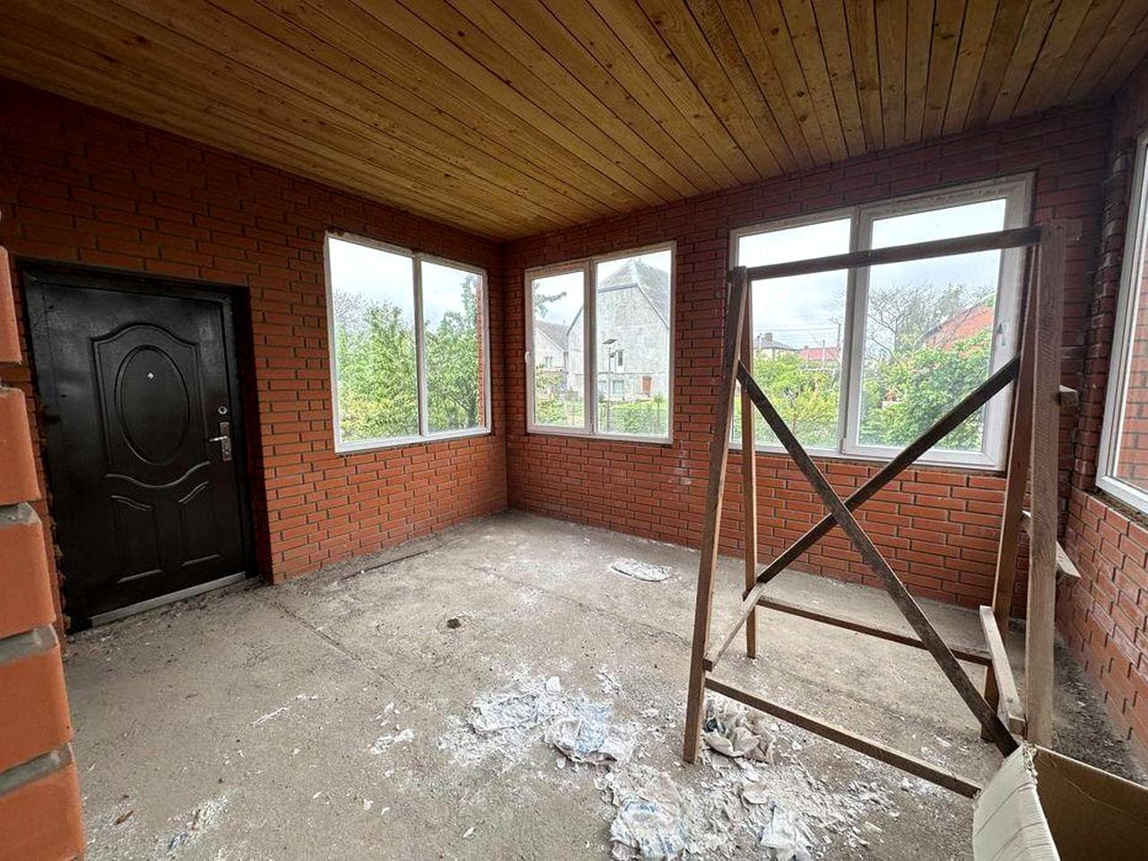 У продажу капітальний будинок (296.5 кв.м) у смт. Великодолинське.
