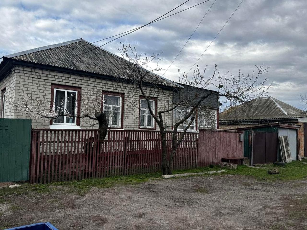 Продам пів-будину (окремо виділена частка)  76,2 кв.м. біля ДОСЕАФа