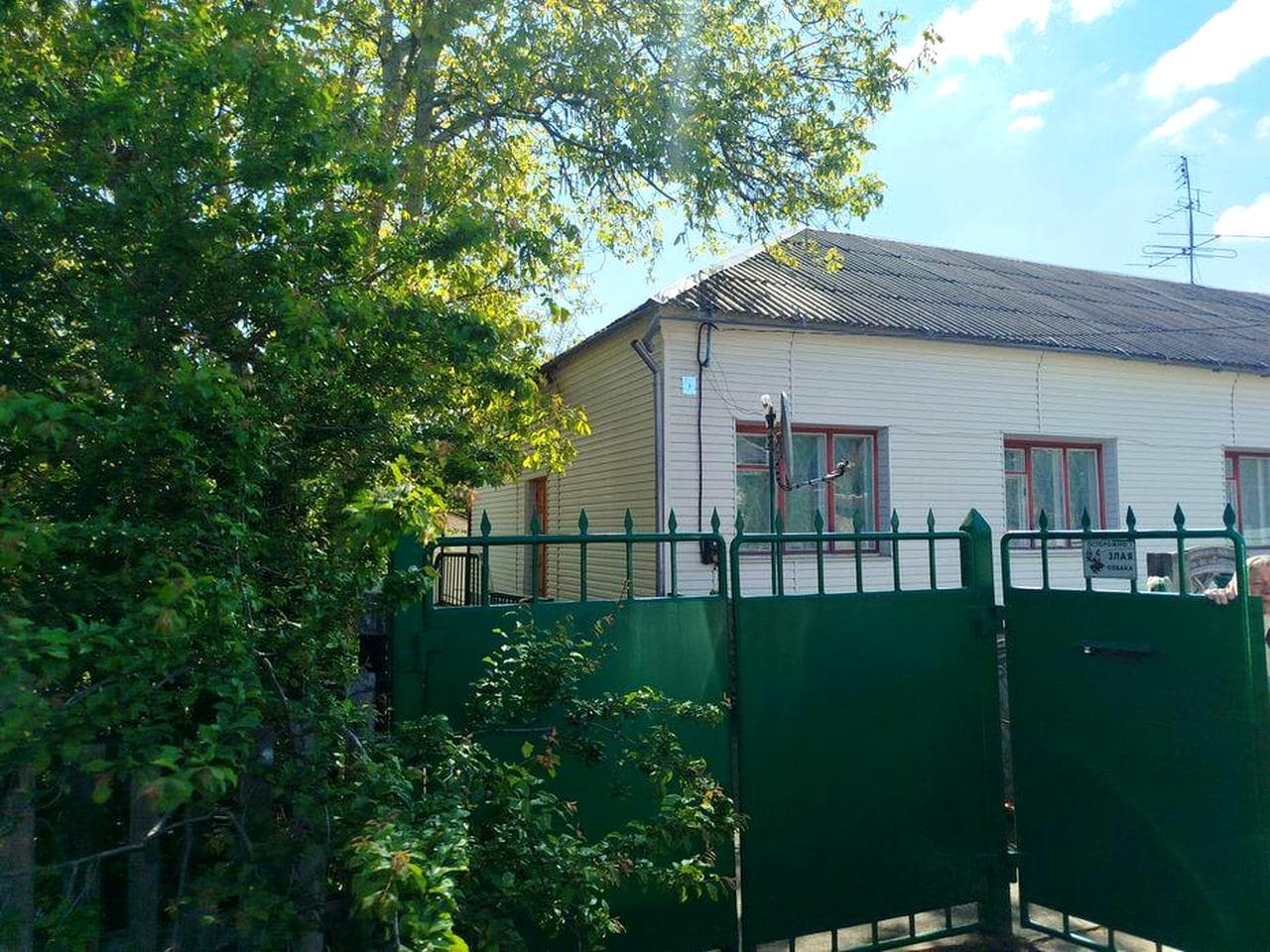 Цегляна частина будинку з власною приватизованою землею, всі зручності, житловий стан, великий гараж, доглянутий двір, найкраще місце для життя
