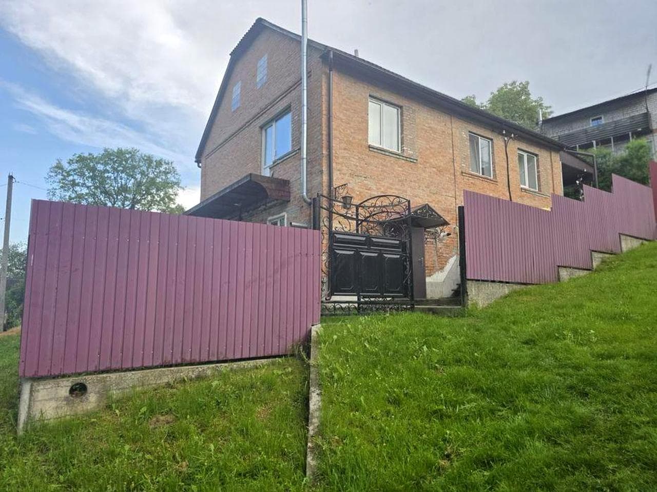 Будинок біля центру міста