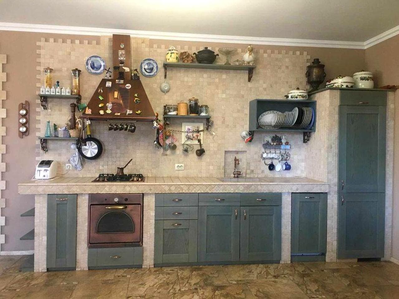 Продається 3-х рівневий, 2-х поверховий будинок в Совіньйоні.