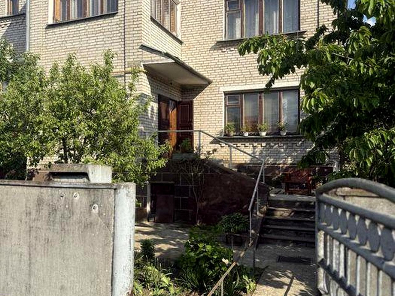Продам 2 поверховий будинок .