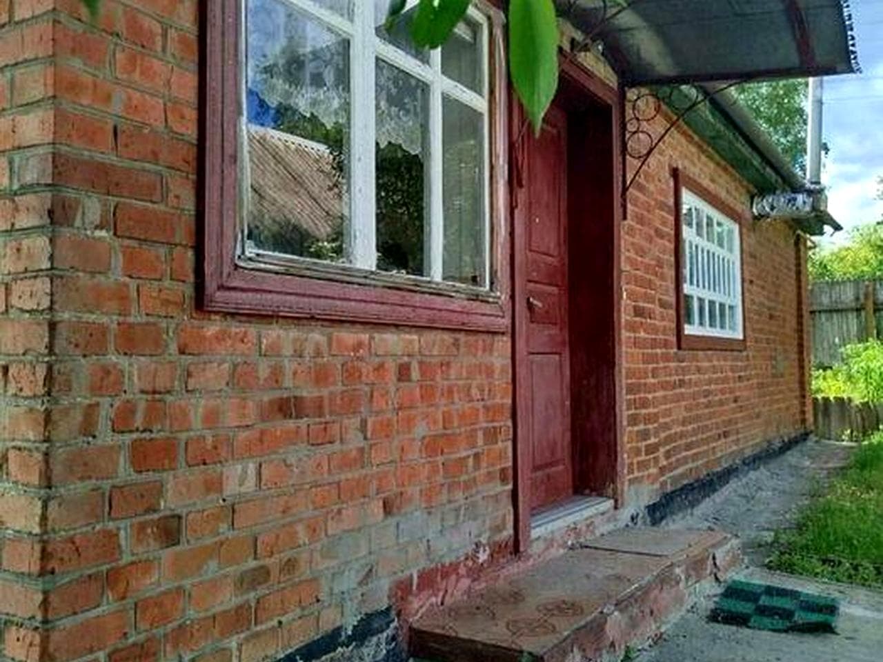 Продам будинок біля лісу.