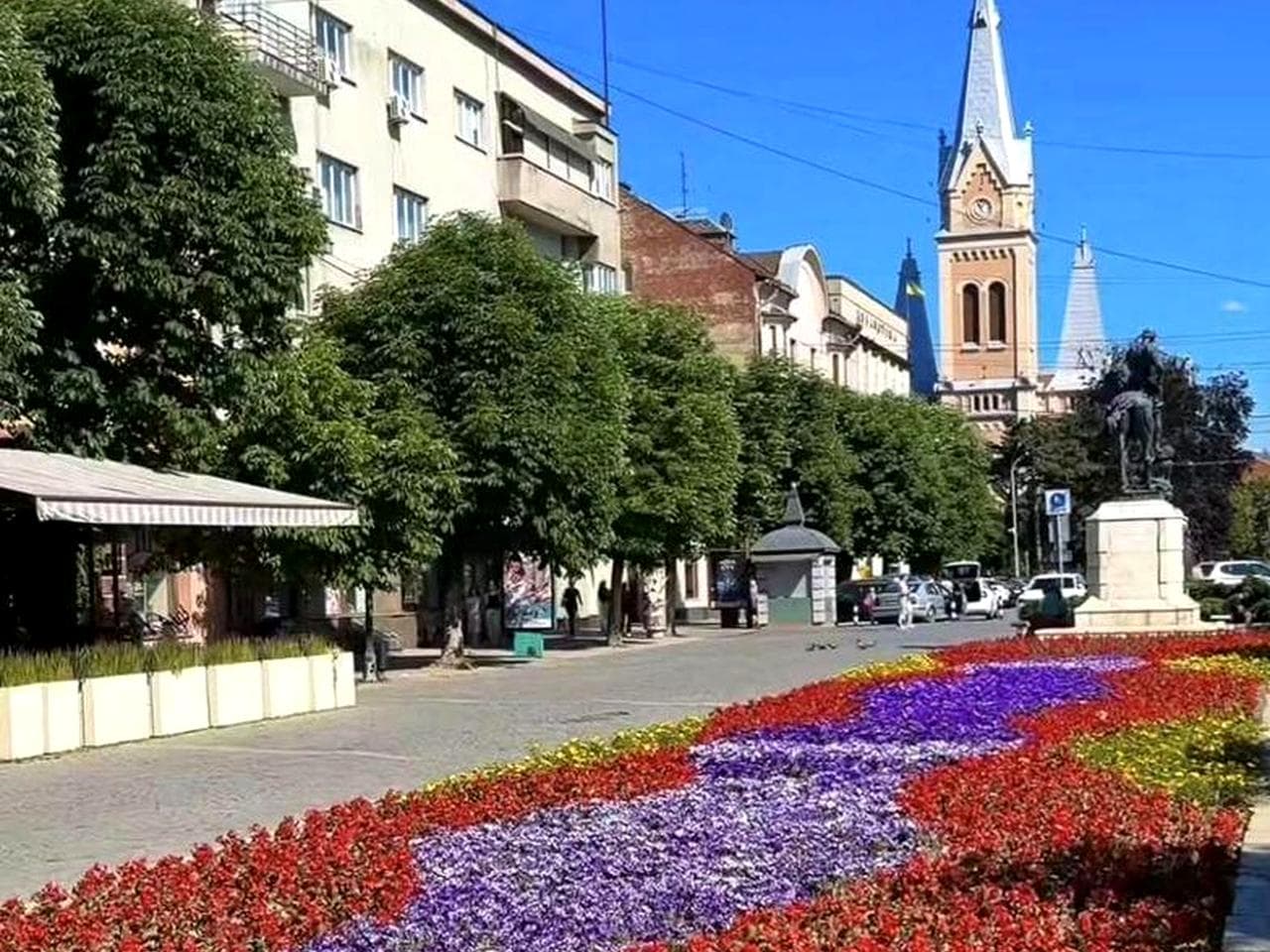 Здається 3 кімнатна в центрі з паркомістом.