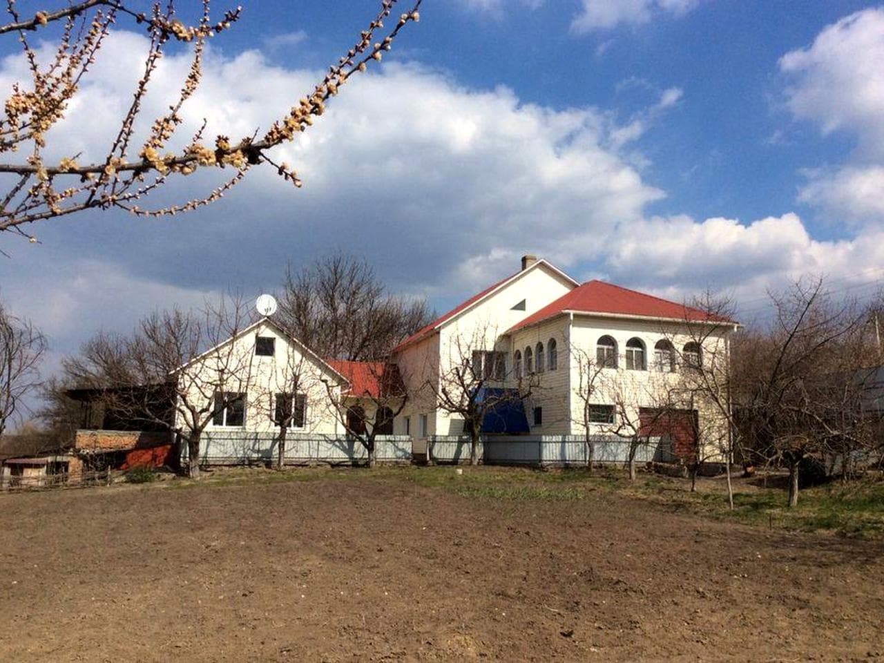 Будинок жилий з технікою та меблями
