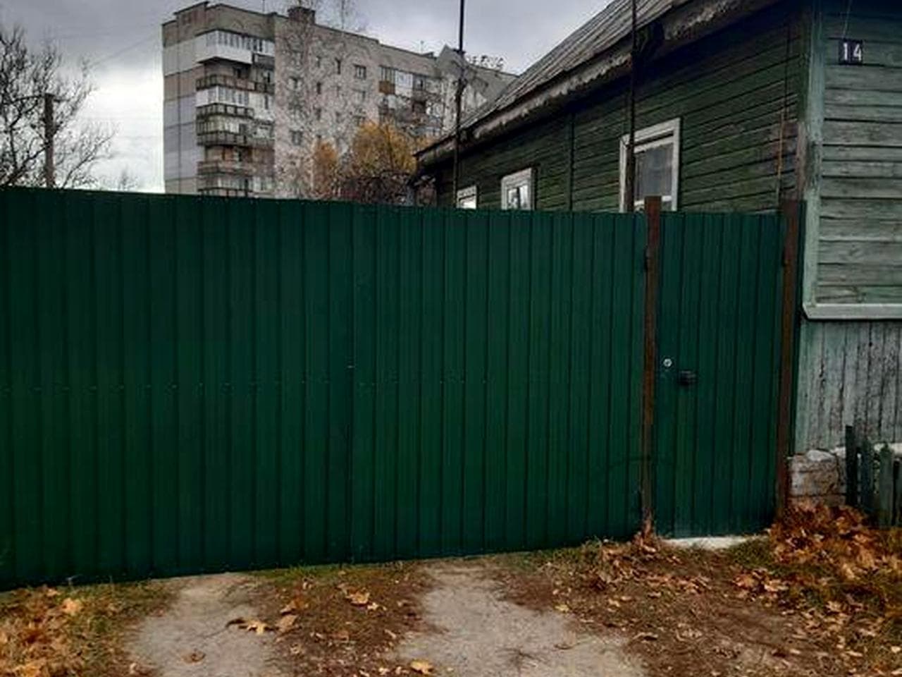 Продается два древянных дома и два участка вместе  в р-оне МЖК