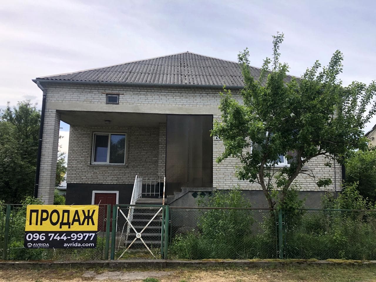 Петра Сагайдачного вул., 27
