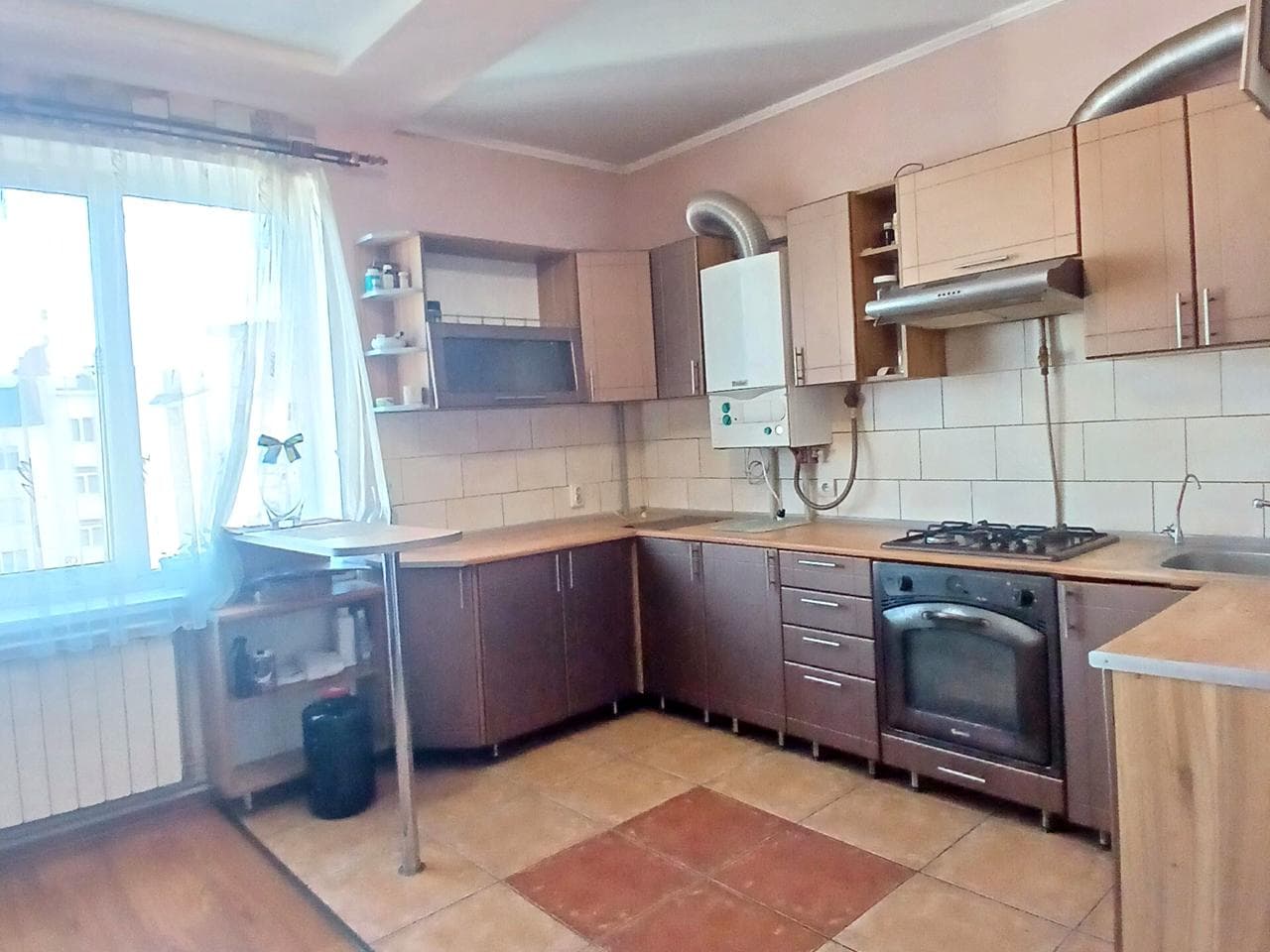 Тролейбусна вул., 28