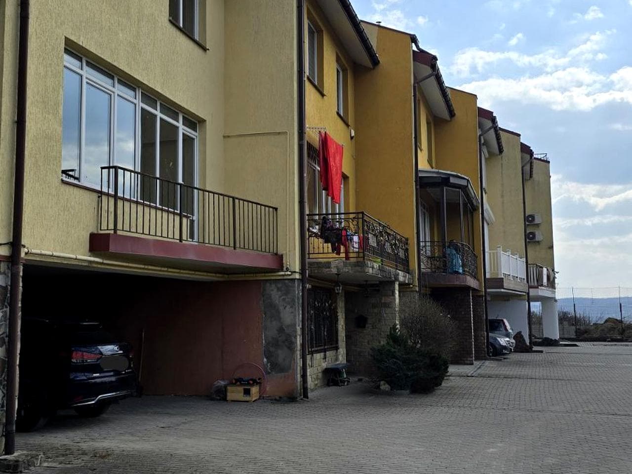 Дмитра Яворницького вул., 8