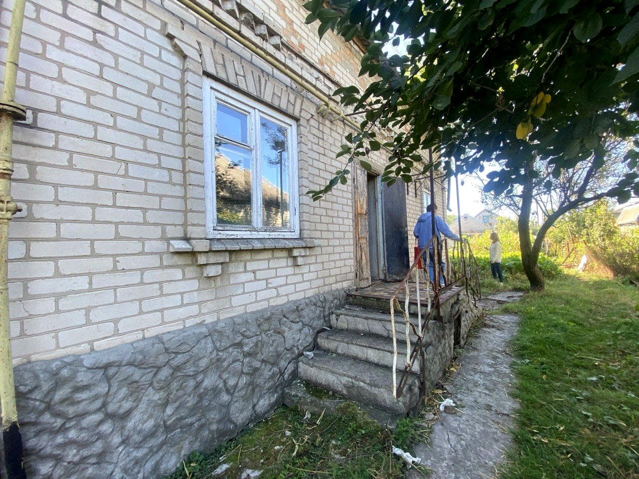 Яблунева вул. (Петровського), 2