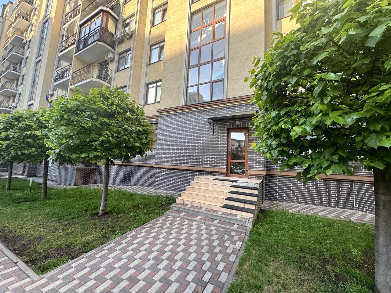 Західна вул., 2