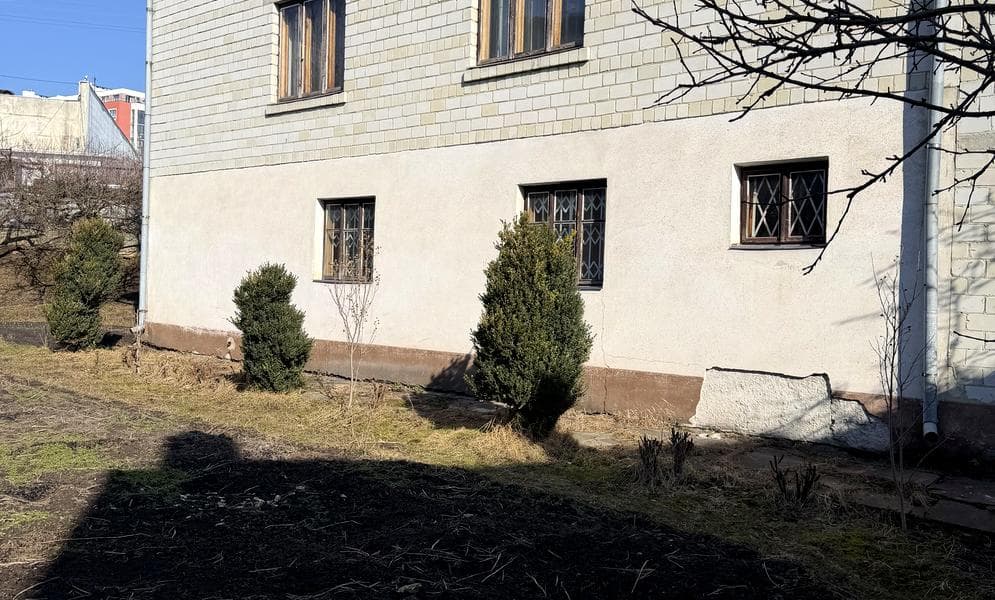 Земельна вул., 13