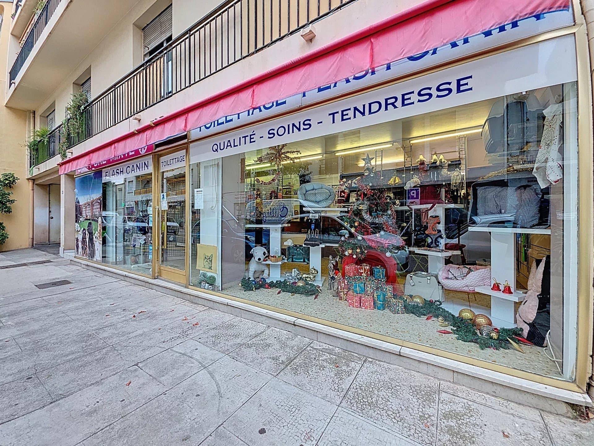 EXCLUSIVITE - FOND DE COMMERCE CENTRE VILLE D'ANTIBES ET BELLE VITRINE !
