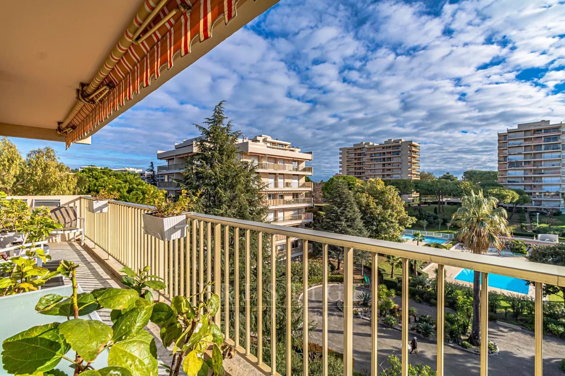 Juan les pins, viager occupé, 4 pièces en dernier étage, 2 terrasses, cave, garage