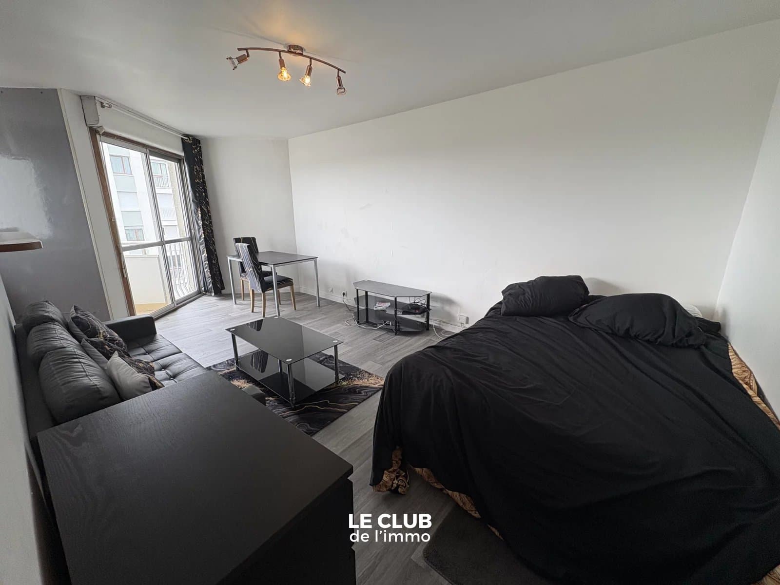 STUDIO AVEC PARKING - Orléans