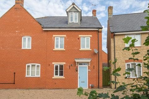 Semi-detached house - Mariner Road, Swindon SN25