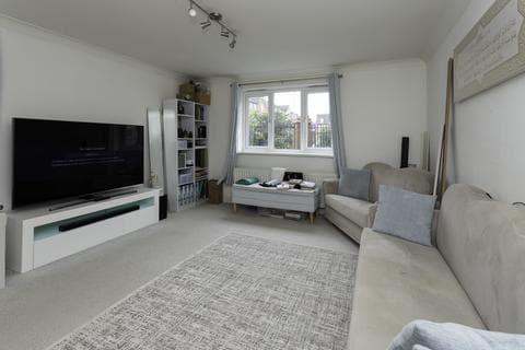 Flat - Blackthorn Drive, Huddersfield HD3